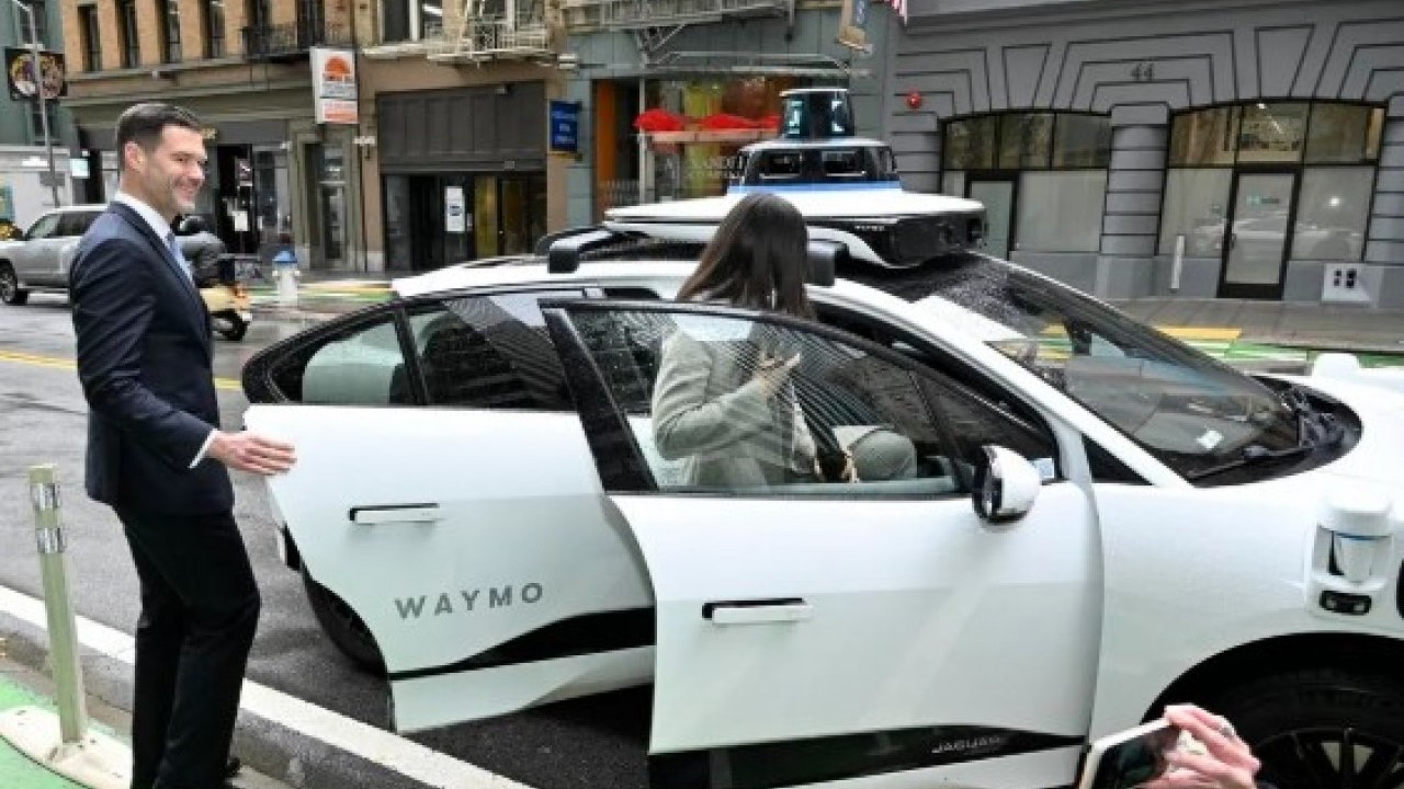 Foto - Bir polisin en çaresiz anı: Hatalı dönüş yapan araca ceza kesemedi!