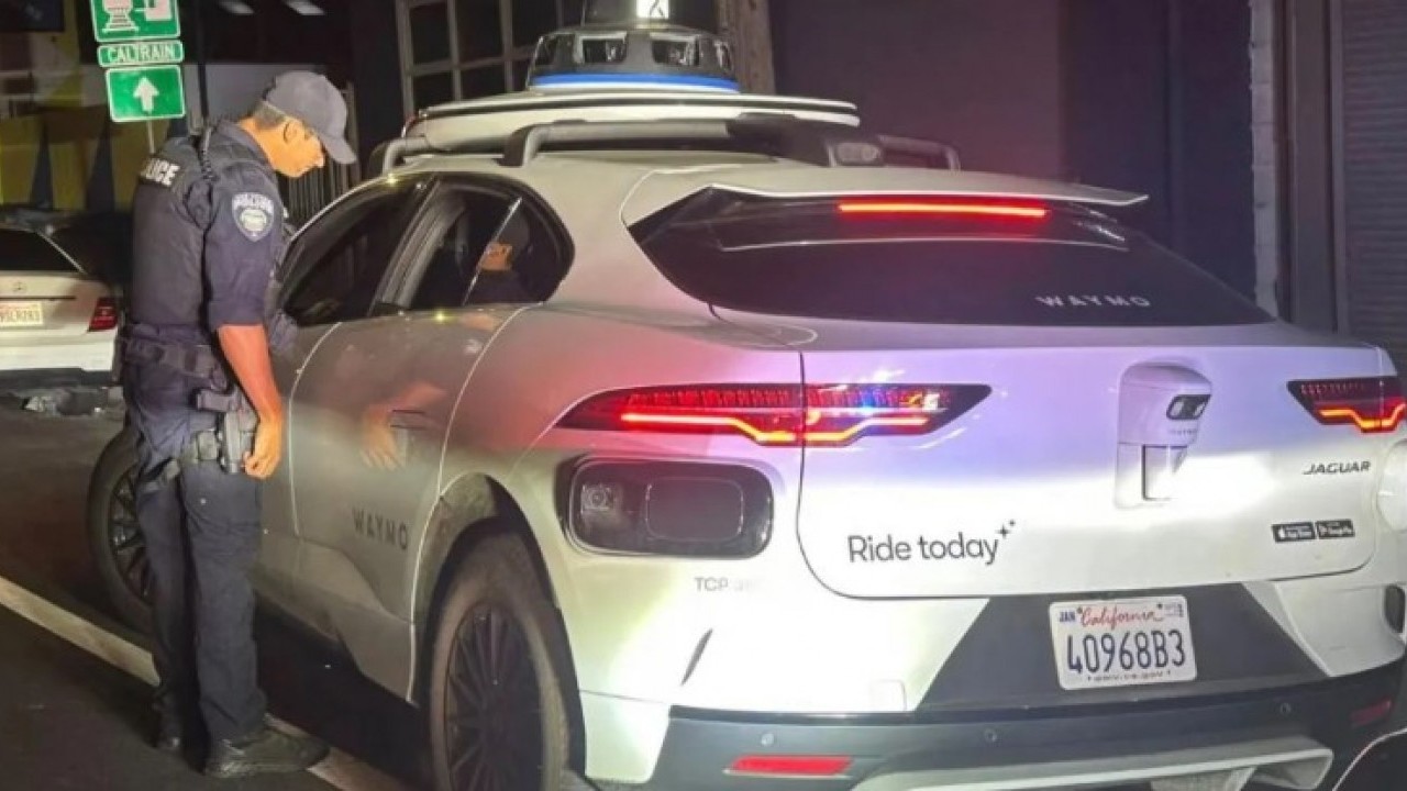 Bir polisin en çaresiz anı: Hatalı dönüş yapan araca ceza kesemedi!