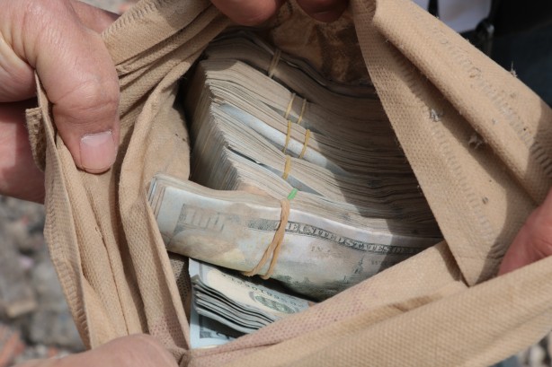 Foto - Bir poşet dolusu dolar bulan din görevlileri bakın ne yaptı! Şaşkına çeviren olay