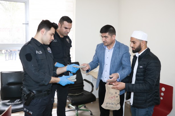 Foto - Bir poşet dolusu dolar bulan din görevlileri bakın ne yaptı! Şaşkına çeviren olay