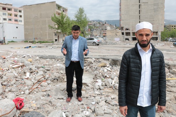 Foto - Bir poşet dolusu dolar bulan din görevlileri bakın ne yaptı! Şaşkına çeviren olay