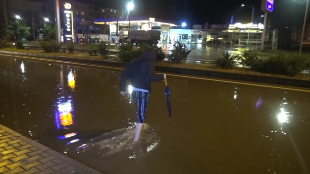 Foto - Bir saat süren sağanak sağış hayatı felç etti!