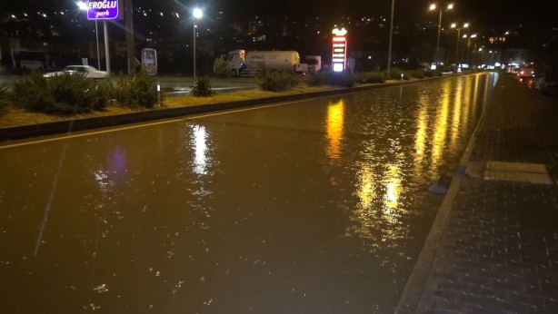 Bir saat süren sağanak sağış hayatı felç etti!