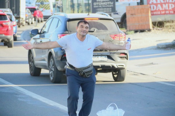 Foto - Bir şişe suyla insanların iş yorgunluğunu alıyor