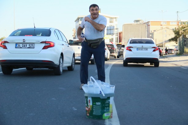 Foto - Bir şişe suyla insanların iş yorgunluğunu alıyor