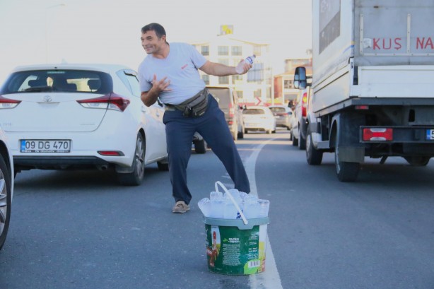 Foto - Bir şişe suyla insanların iş yorgunluğunu alıyor