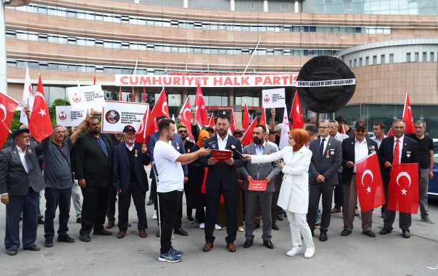 Foto - Bir siyasi parti için bundan daha büyük ayıp yok! Gaziler ve şehit aileleri CHP'nin kapısına dayandı