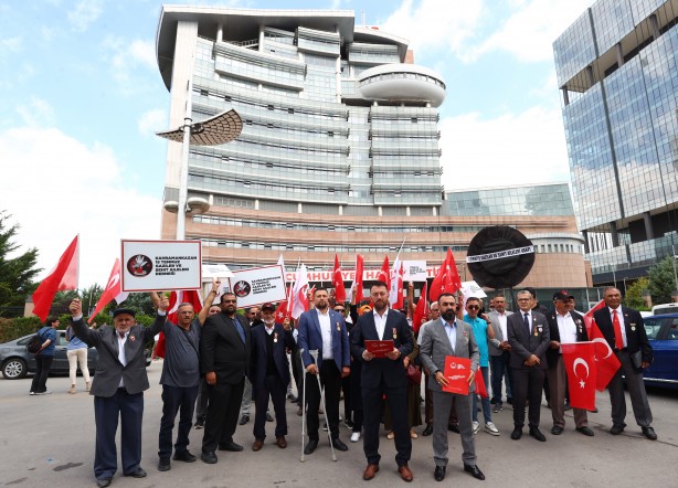 Foto - Bir siyasi parti için bundan daha büyük ayıp yok! Gaziler ve şehit aileleri CHP'nin kapısına dayandı