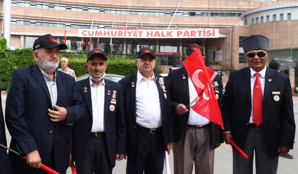Foto - Bir siyasi parti için bundan daha büyük ayıp yok! Gaziler ve şehit aileleri CHP'nin kapısına dayandı