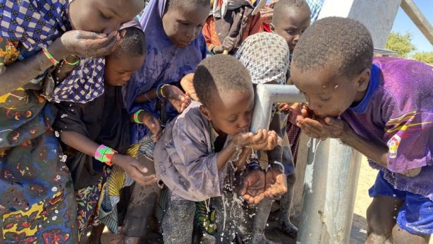 Foto - Bir tarafta açlık diğer tarafta şatafat! Seküler sosyete insanlık dışı düzene böyle hizmet ediyor