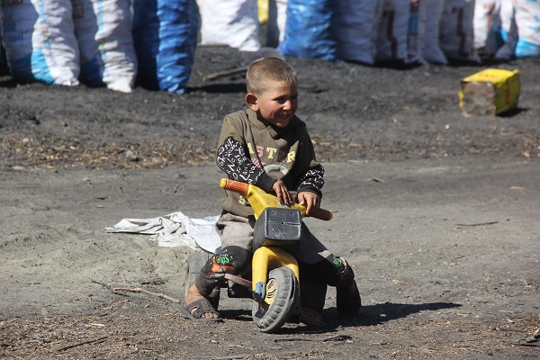 Foto - Bir tarafta ekmek savaşı bir tarafta çocukluğun güzelliği! Kömür karası böyle renkleniyor