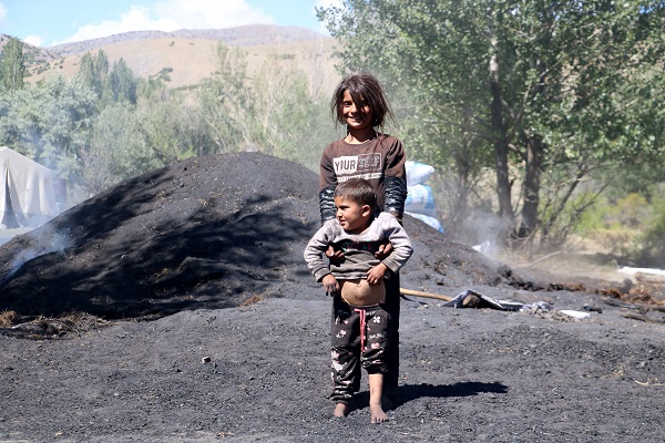 Foto - Bir tarafta ekmek savaşı bir tarafta çocukluğun güzelliği! Kömür karası böyle renkleniyor