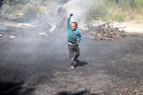 Bir tarafta ekmek savaşı bir tarafta çocukluğun güzelliği! Kömür karası böyle renkleniyor