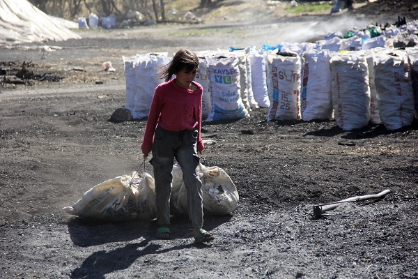 Foto - Bir tarafta ekmek savaşı bir tarafta çocukluğun güzelliği! Kömür karası böyle renkleniyor