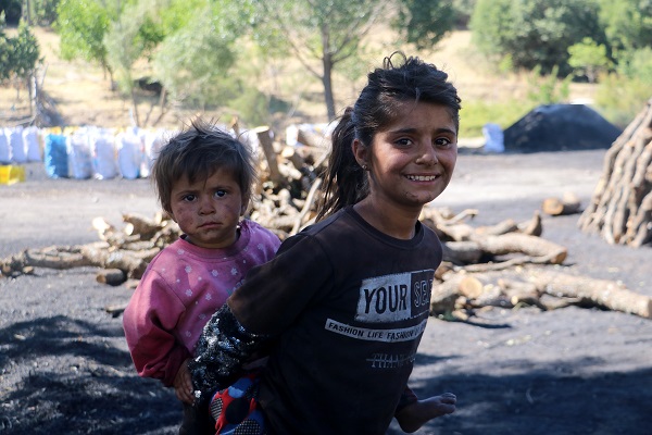 Foto - Bir tarafta ekmek savaşı bir tarafta çocukluğun güzelliği! Kömür karası böyle renkleniyor