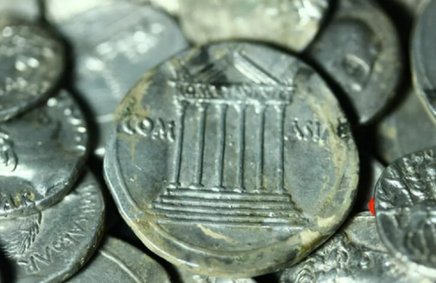 Foto - Bir testi dolusu 'denarius' ve 'cistophor' bulundu