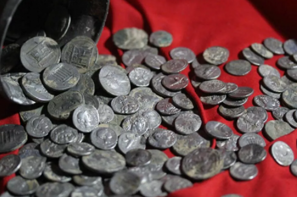 Foto - Bir testi dolusu 'denarius' ve 'cistophor' bulundu