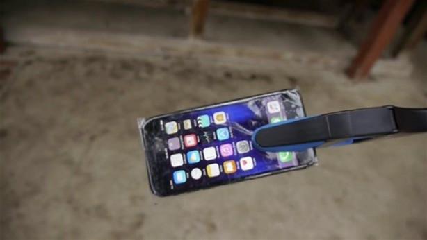 Bir timsah iPhone 7'yi ısırırsa ne olur?