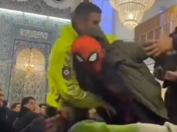 Bir tuhaf olay… Bayram namazından apar topar çıkarılmıştı! Örümcek Adam, imamla olan konuşmasının perde arkasını anlattı