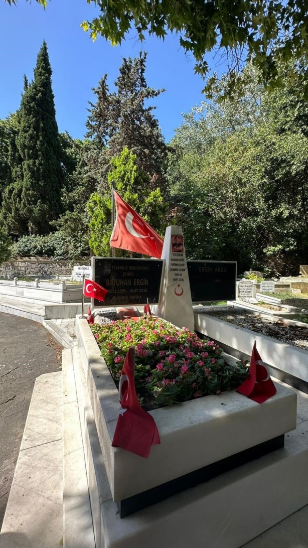 Foto - Bir Türk bayrağını çok gördüler! İBB'den 15 Temmuz şehidinin babasını yıkan cevap