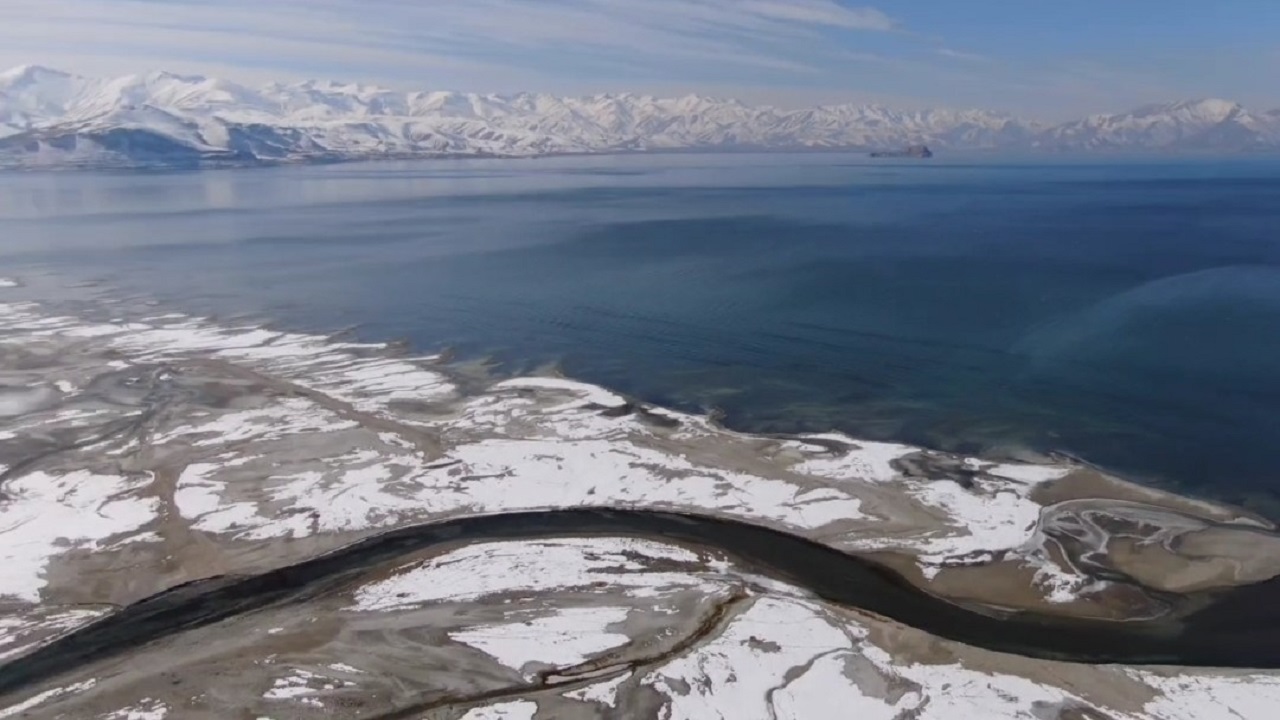 Bir türlü soğuyamadı! Van Gölü nefessiz kaldı