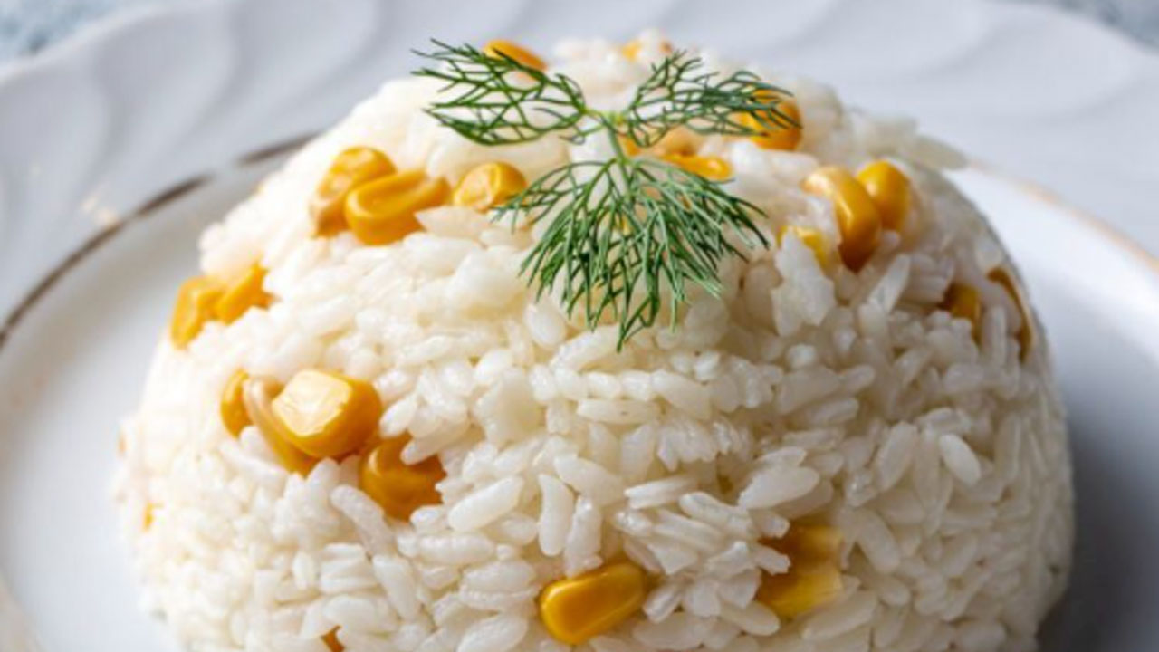 Bir tutam eklemeniz yeterli! Tencereye yapışmayan pilav yapmanın yolu açıklandı