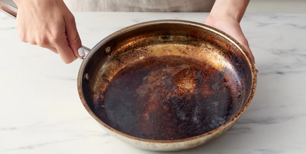 Foto - Bir tutam sürün ve mucizevi olaya tanık olun! Evdeki o malzemeyle yanık tencereniz ilk günkü gibi olacak