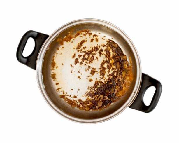 Foto - Bir tutam sürün ve mucizevi olaya tanık olun! Evdeki o malzemeyle yanık tencereniz ilk günkü gibi olacak