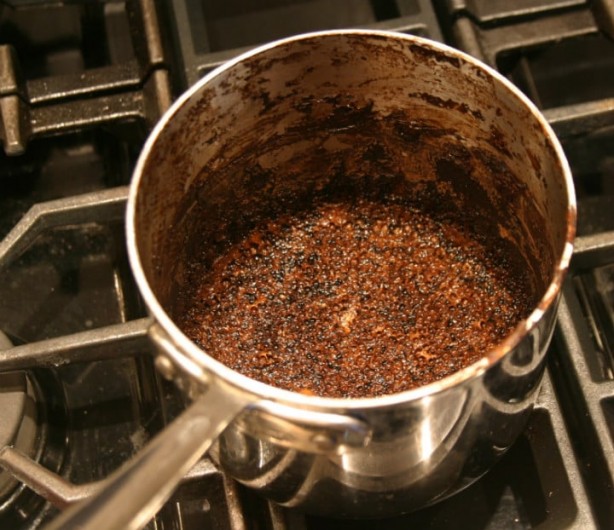 Foto - Bir tutam sürün ve mucizevi olaya tanık olun! Evdeki o malzemeyle yanık tencereniz ilk günkü gibi olacak