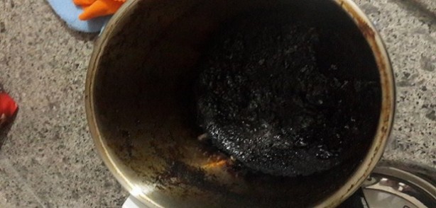 Foto - Bir tutam sürün ve mucizevi olaya tanık olun! Evdeki o malzemeyle yanık tencereniz ilk günkü gibi olacak