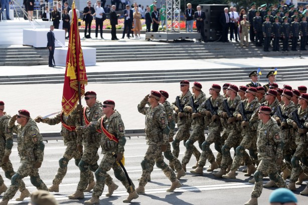 Bir ülke bağımsızlık gününü kutladı! Türk SİHA'larıyla gövde gösterisi