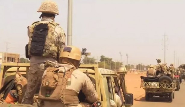 Bir ülke daha ABD'ye kapıyı gösterdi! Pılıyı pırtıyı toparlayıp gittiler