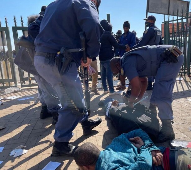 Foto - Bir ülke karıştı! ATM'ler patlatıldı, ordu sokaklara indi