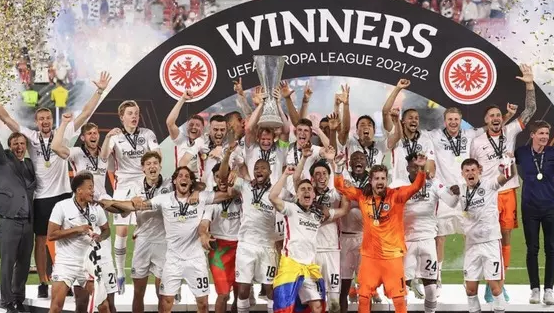 Bir ülkeden daha fazlası: Hep aynı senaryo: Bu ülkenin gurur kaynağı... Olympiakos, Sevilla, Eintracht Frankfurt... 