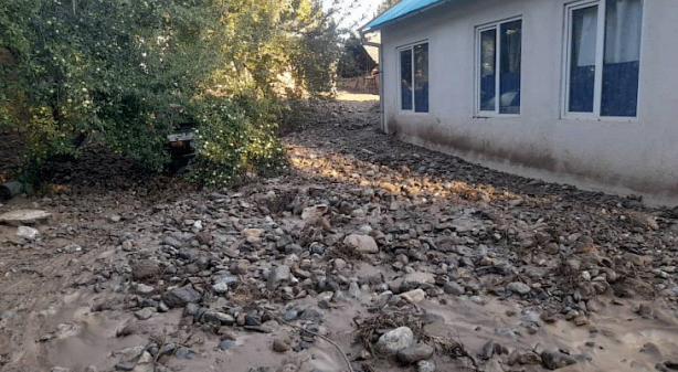 Bir ülkeyi daha sel vurdu! 1 ölü