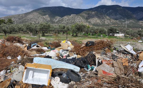 Bir zamanlar futbol sahasıydı şimdi çöplük oldu