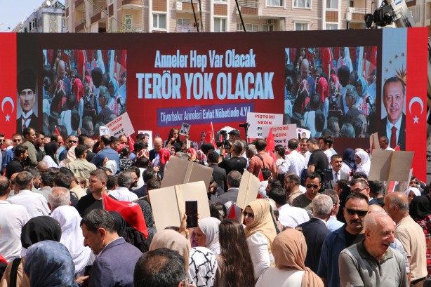 Bir zamanlar vatandaşa kepenk kapatmışlardı! 4 yıl sonra HDP Diyarbakır binasının kepengi kapatıldı