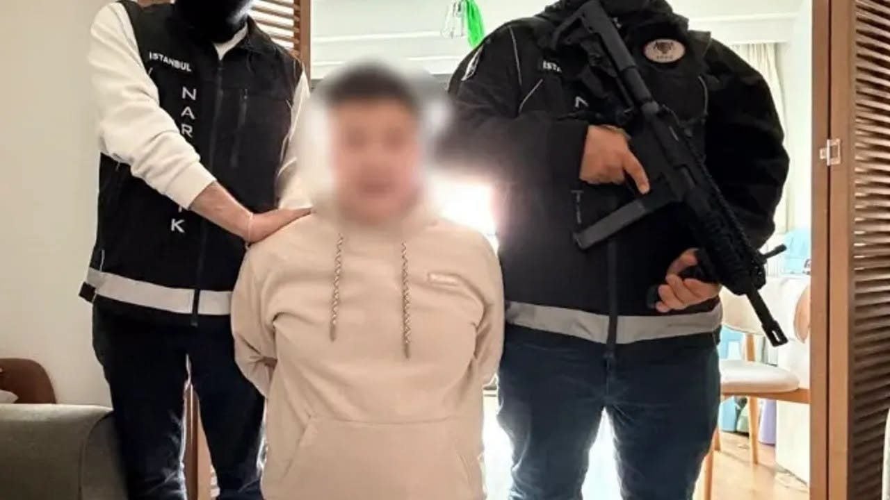 Foto - Bir zamanlar yeşil sahalarda fırtına gibi esiyordu! Milli futbolcu "torbacı" çıktı! İstanbul’da sevgilisiyle paketlendi