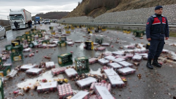 Foto - Bira taşırken canından oluyordu! Burası meyhane değil karayolu
