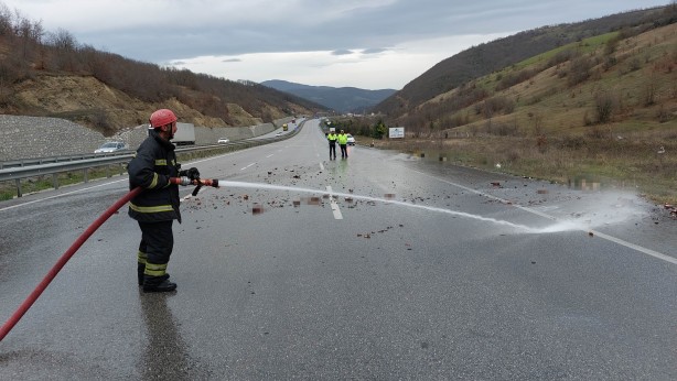 Foto - Bira taşırken canından oluyordu! Burası meyhane değil karayolu