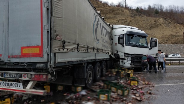 Foto - Bira taşırken canından oluyordu! Burası meyhane değil karayolu