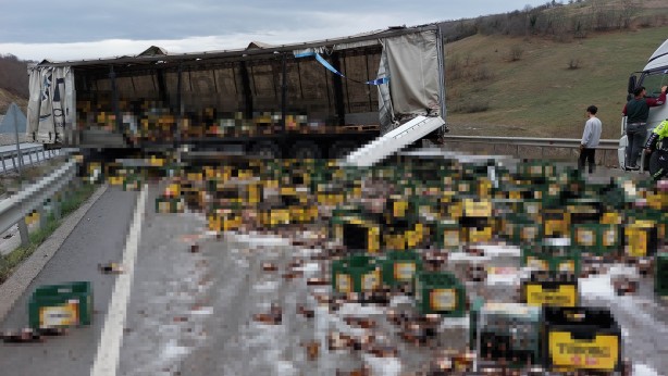 Foto - Bira taşırken canından oluyordu! Burası meyhane değil karayolu