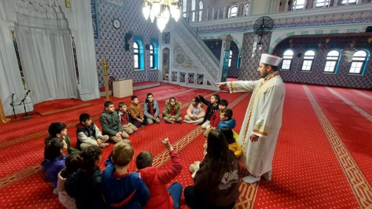 Foto - Bırak Diyanet yıpransın! Özgür Özel’in ‘Orta çağ’ benzetmesi… Murat Alan Yazdı