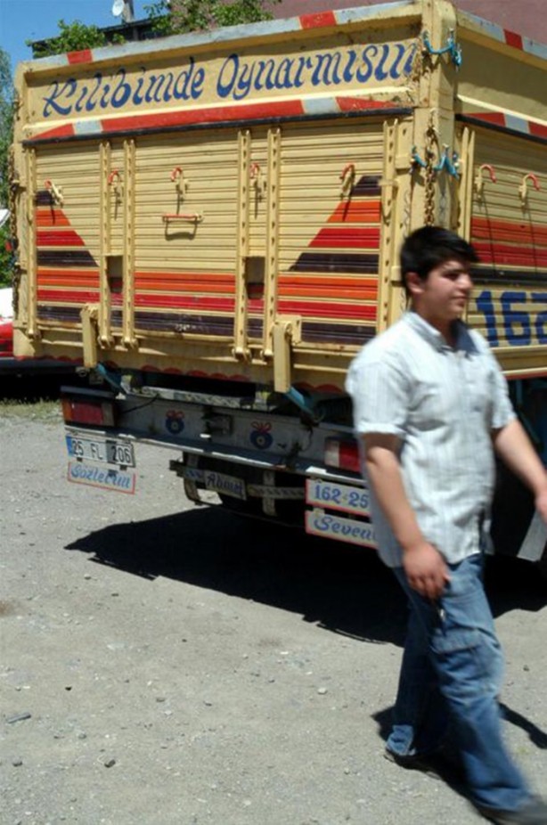 Foto - Birbirinden ilginç kamyon arkası yazıları