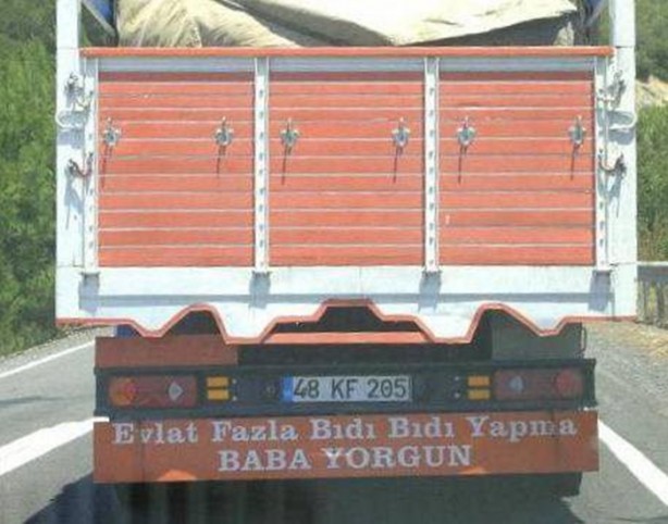 Foto - Birbirinden ilginç kamyon arkası yazıları