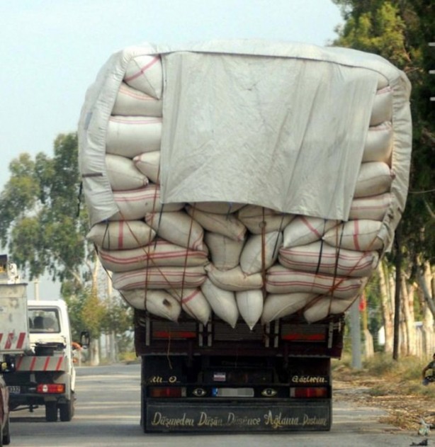 Foto - Birbirinden ilginç kamyon arkası yazıları