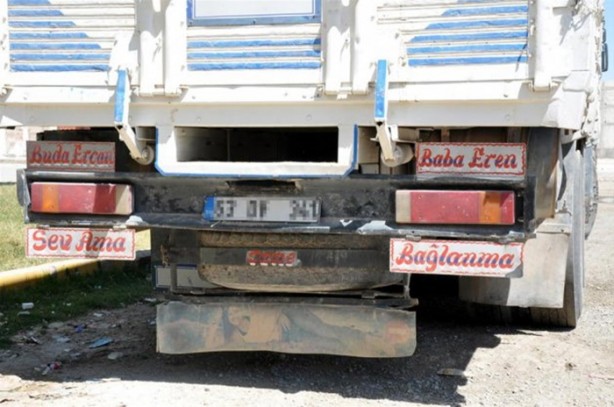 Foto - Birbirinden ilginç kamyon arkası yazıları