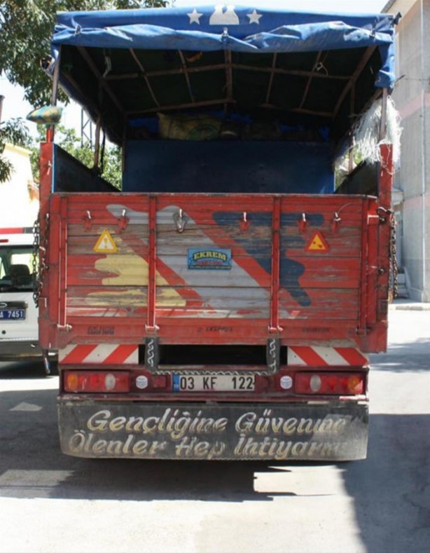 Foto - Birbirinden ilginç kamyon arkası yazıları