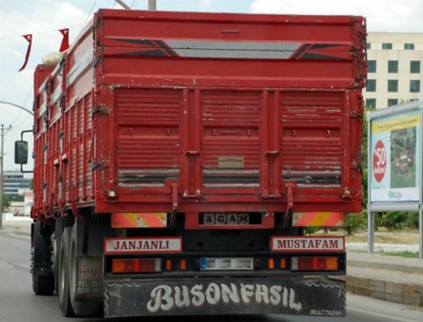 Foto - Birbirinden ilginç kamyon arkası yazıları