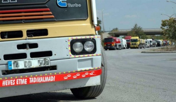 Foto - Birbirinden ilginç kamyon arkası yazıları